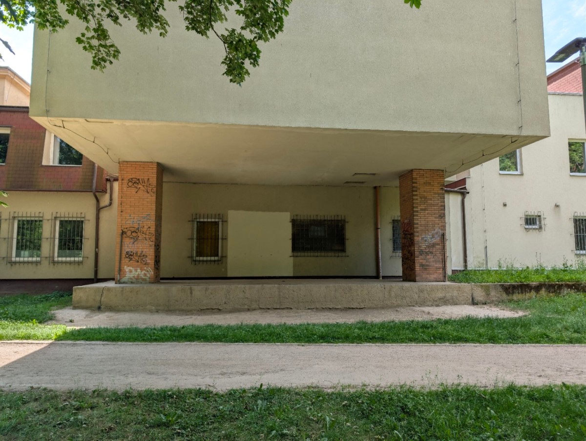 Budova finančního úřadu u parku